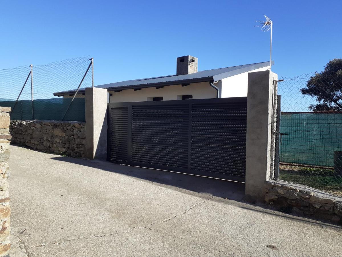 Agradable bungalow con jardin y chimenea Hinojosa de San Vicente Exterior foto