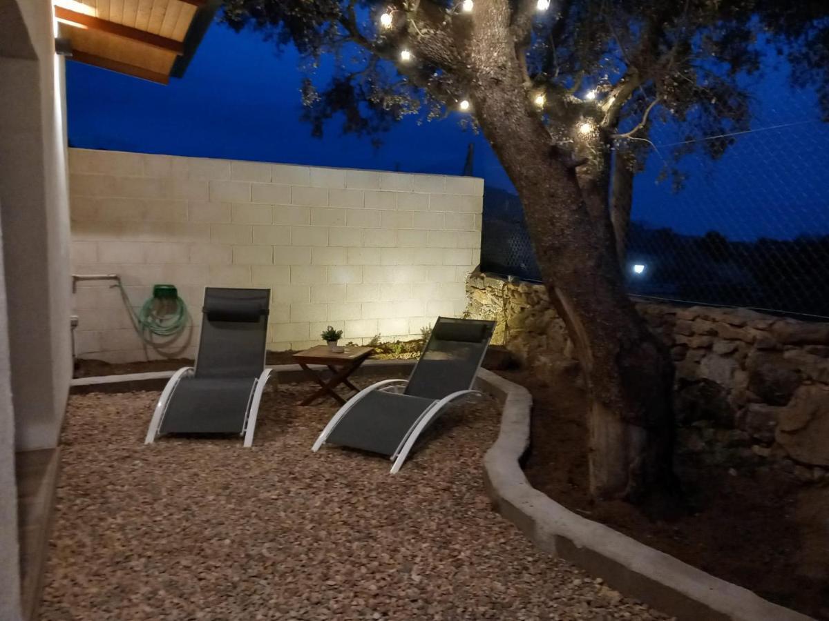 Agradable bungalow con jardin y chimenea Hinojosa de San Vicente Exterior foto