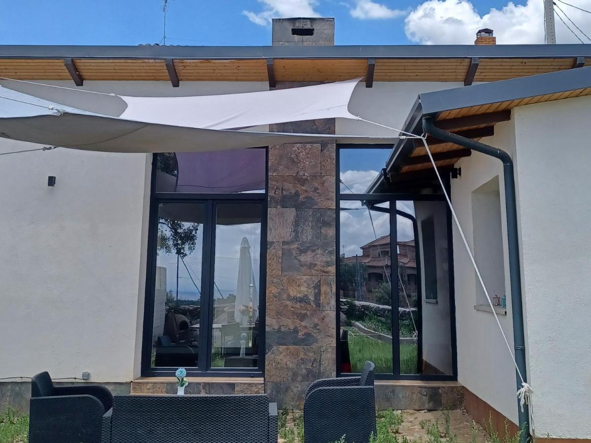 Agradable bungalow con jardin y chimenea Hinojosa de San Vicente Exterior foto