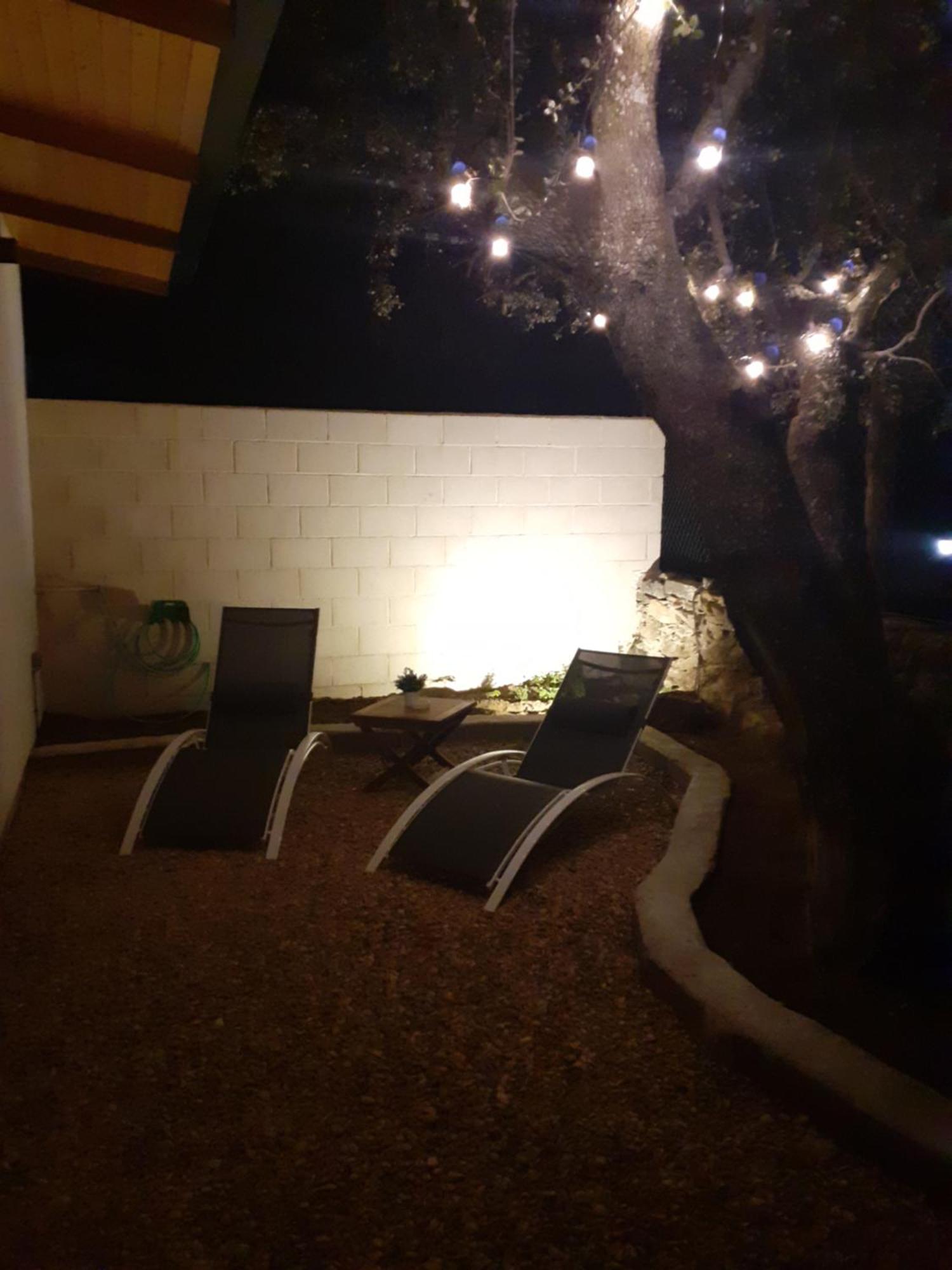Agradable bungalow con jardin y chimenea Hinojosa de San Vicente Exterior foto