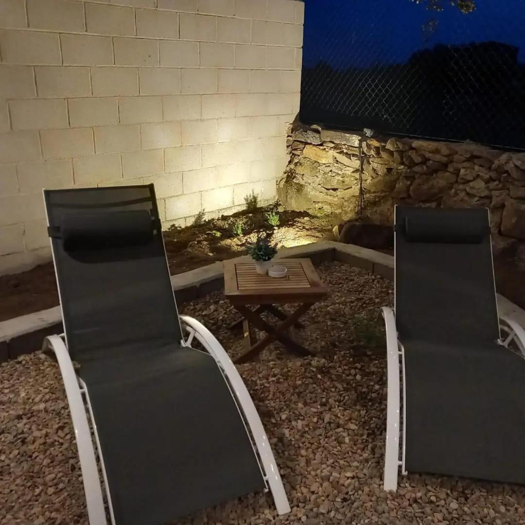 Agradable bungalow con jardin y chimenea Hinojosa de San Vicente Exterior foto
