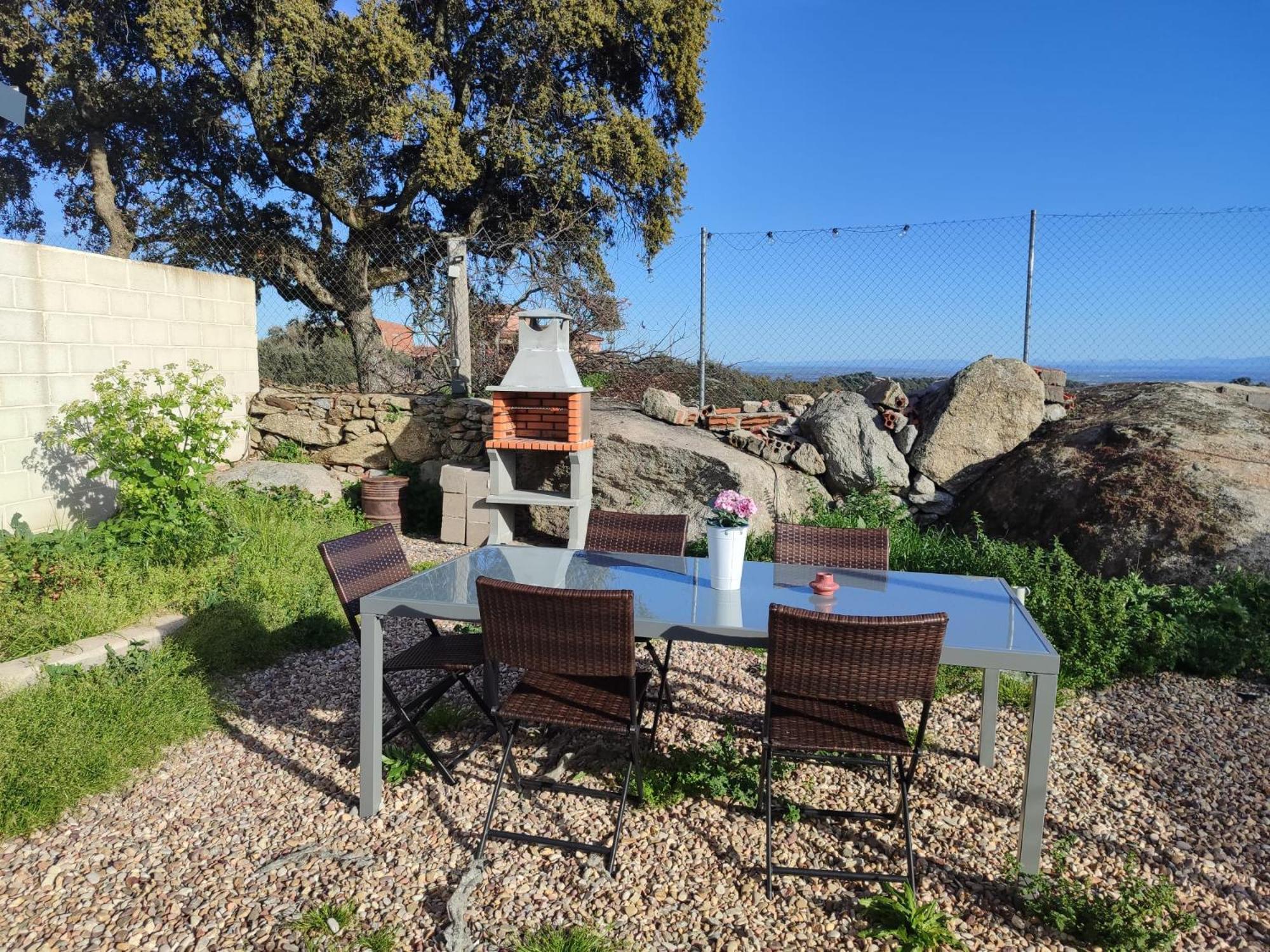 Agradable bungalow con jardin y chimenea Hinojosa de San Vicente Exterior foto