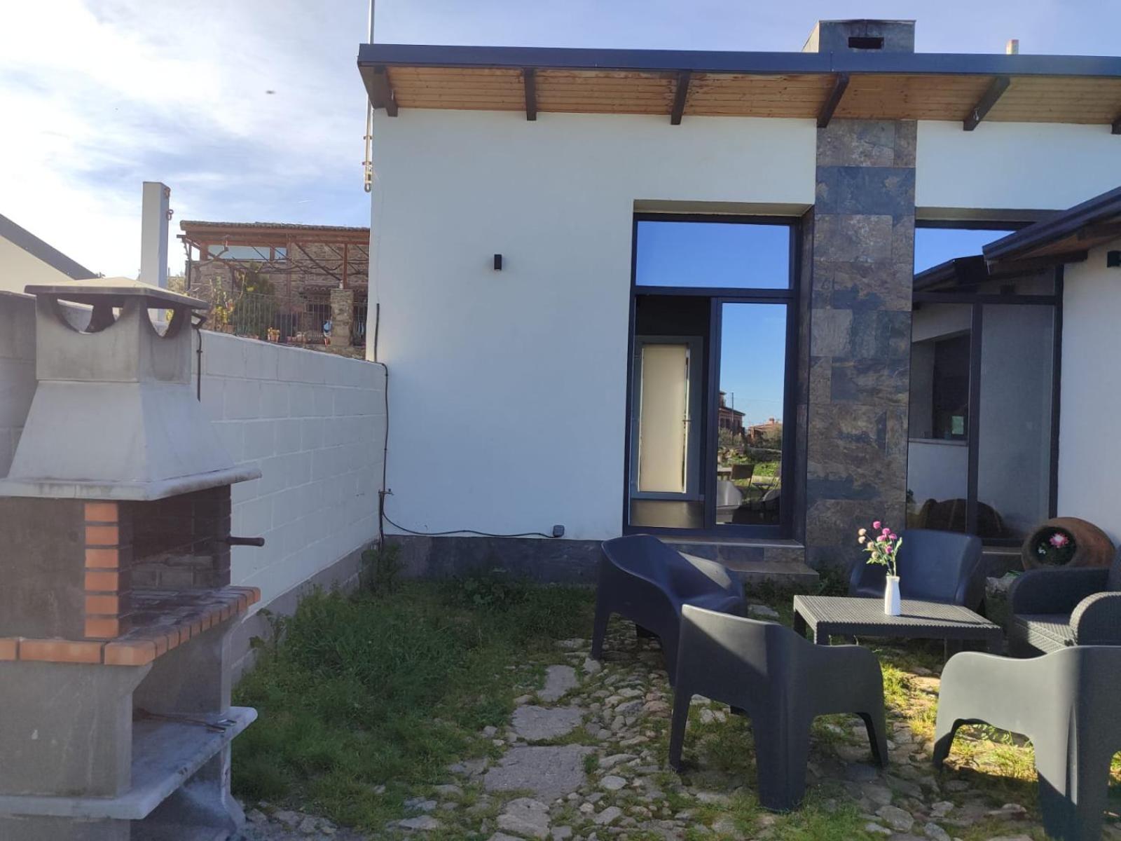 Agradable bungalow con jardin y chimenea Hinojosa de San Vicente Exterior foto