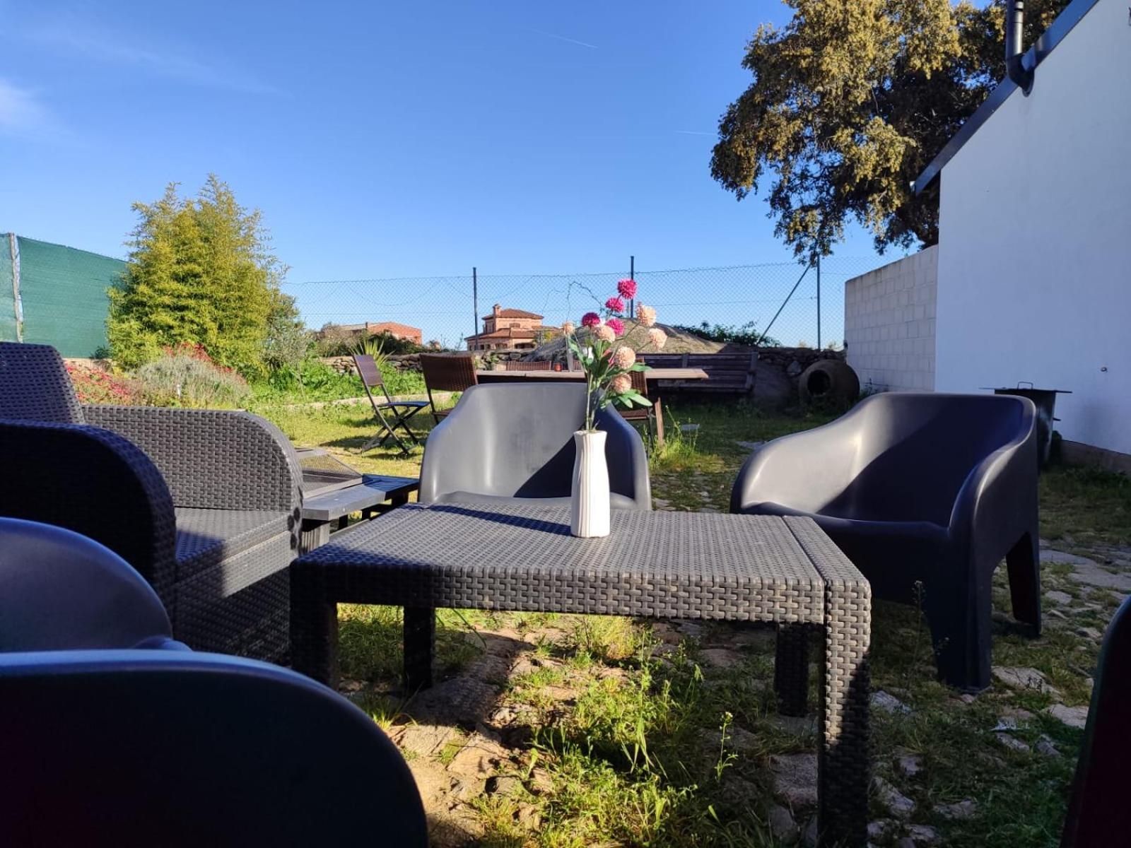 Agradable bungalow con jardin y chimenea Hinojosa de San Vicente Exterior foto