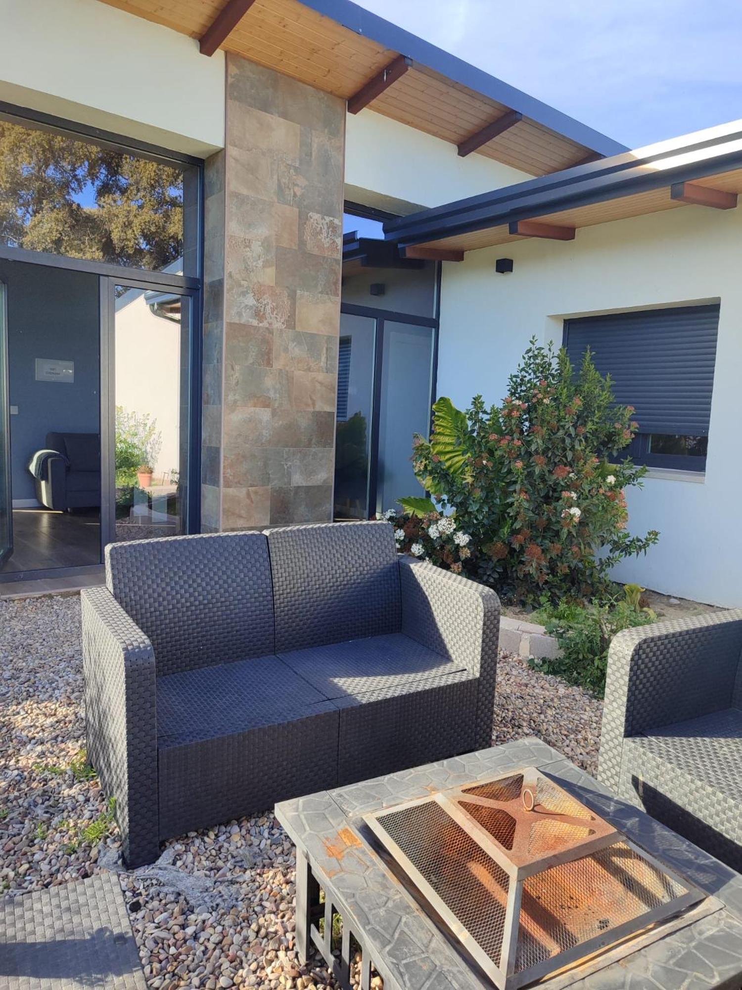 Agradable bungalow con jardin y chimenea Hinojosa de San Vicente Exterior foto