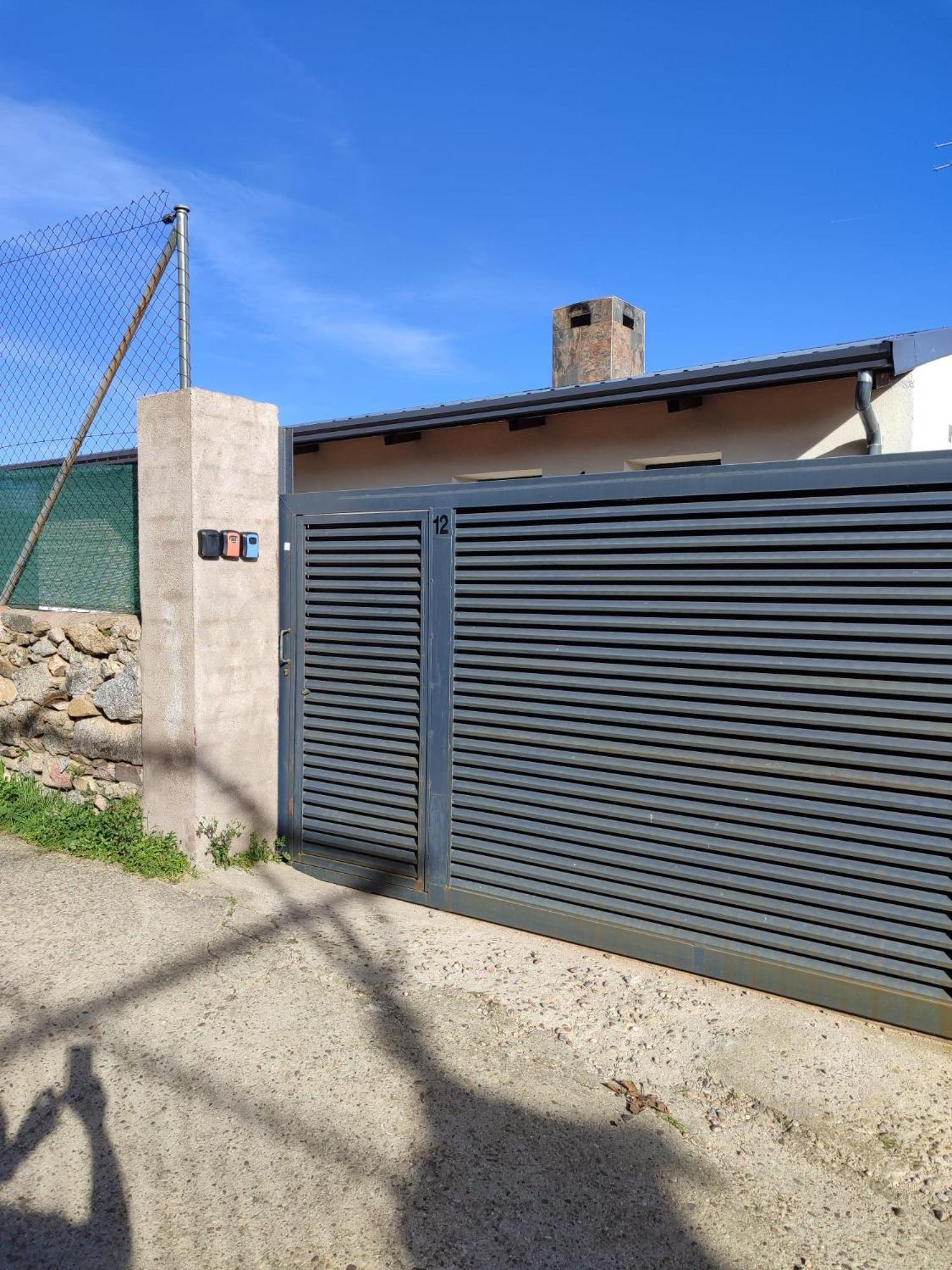 Agradable bungalow con jardin y chimenea Hinojosa de San Vicente Exterior foto